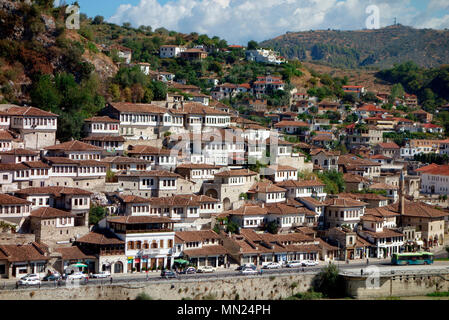 Vista in elevazione delle vecchie case in Mangalem trimestre, Berat, Albania Foto Stock