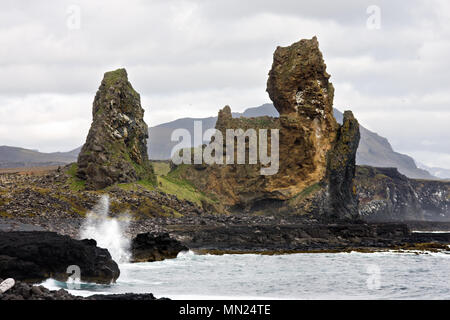 Queste rocce di origine vulcanica si trova sul lato sud della penisola di Snaefellsnes in Islanda e sono fino a 70m di altezza. Foto Stock