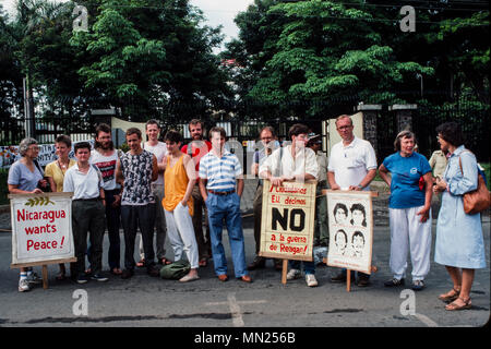 Managua, Nicaragua, giugno 1986; gli europei protesta contro l'intervento USA davanti all'ambasciata degli Stati Uniti a Managua. Foto Stock