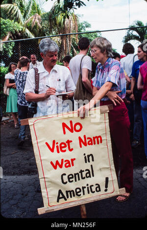 Managua, Nicaragua, giugno 1986; gli europei protesta contro l'intervento USA davanti all'ambasciata degli Stati Uniti a Managua. Foto Stock