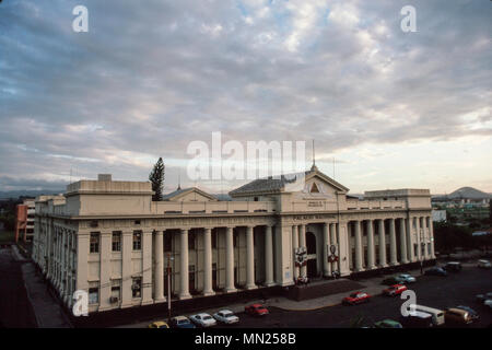 Managua, Nicaragua, luglio 1981; il Palazzo Nazionale con ritratti di FSLN narional eroi Augusto Sandino (sinistra) e Carlos Fonseca. Foto Stock