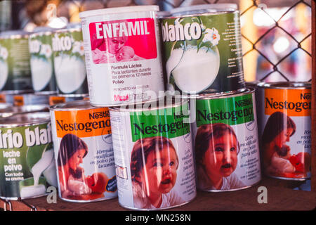 Managua, Nicaragua, Giugno 1986. Il mercato orientale, il più grande mercato del capitale - latte in polvere in vendita. Foto Stock