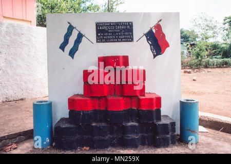 Managua, Nicaragua, luglio 1981; un monumento a un FSLN narional hero sul luogo dove è stato ucciso in strada a lottare per rovesciare Somoza nel 1979. Foto Stock