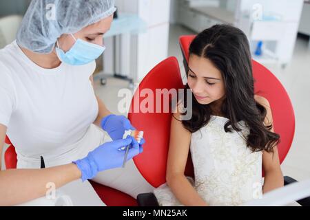 Dentista considera i denti a Baby girl Foto Stock