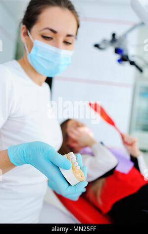 Impronta della ganascia nelle mani del dentista Foto Stock