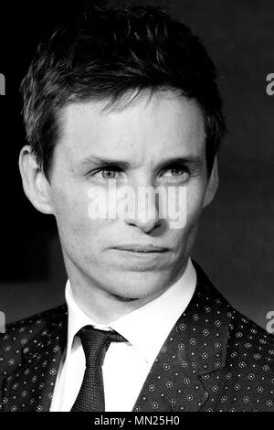 Londra, Inghilterra - novembre 15: Editor Nota: l'immagine convertita in bianco e nero) Eddie Redmayne assiste la premiere europeo dell' fantastico bestie e dove trovarli' di Odeon Leicester Square il 15 novembre 2016 a Londra, Inghilterra. Foto Stock