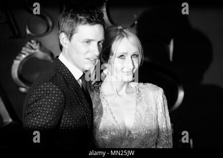 Londra, Inghilterra - novembre 15: (Nota del redattore: immagine convertito in bianco e nero) Eddie Redmayne e J. K. Rowling frequentare la premiere europeo dell' fantastico bestie e dove trovarli' di Odeon Leicester Square il 15 novembre 2016 a Londra, Inghilterra. Foto Stock