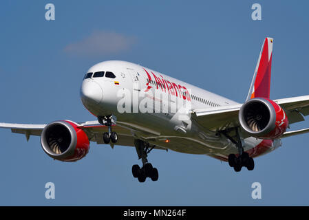 Avianca Boeing 787 Dreamliner aereo di linea che atterra all'aeroporto di Londra Heathrow in cielo blu. Boeing 787-8 N794AV Foto Stock