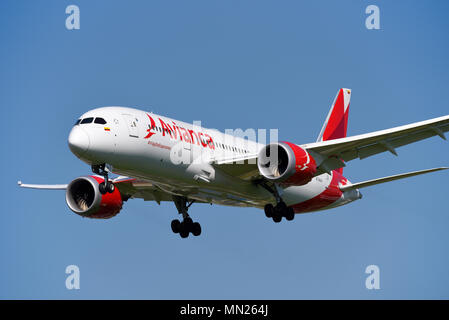 Avianca Boeing 787 Dreamliner aereo di linea che atterra all'aeroporto di Londra Heathrow in cielo blu. Boeing 787-8 N794AV Foto Stock