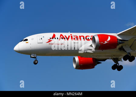 Avianca Boeing 787 Dreamliner aereo di linea che atterra all'aeroporto di Londra Heathrow in cielo blu. Boeing 787-8 N794AV Foto Stock