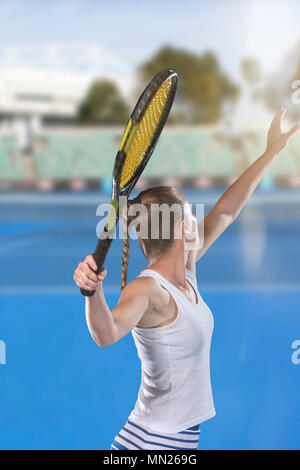 Vista posteriore del giocatore di tennis che serve durante una partita Foto Stock