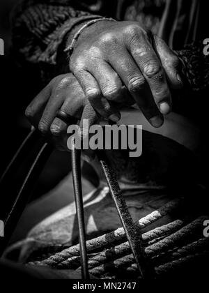 Nero e Bianco da vicino delle mani di lavoro Foto Stock