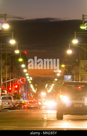 Una vista di Hindley Street di notte ad Adelaide nel South Australia, Australia. Foto Stock