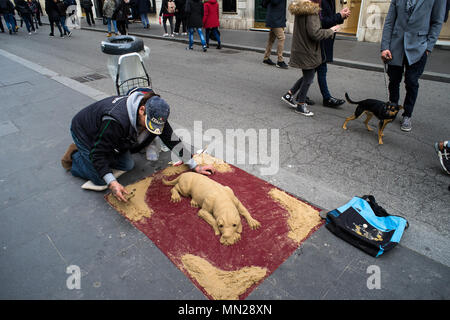 Roma, "via del Corso' Italia: un artista di strada modelli un cane di sabbia in Via del Corso a Roma Foto Stock