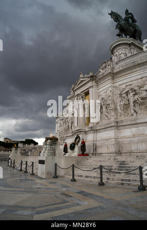 Roma, il Vittoriano, Italia: l'Altare della Patria di Roma fotografati prima della tempesta Foto Stock