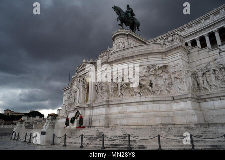Roma, il Vittoriano, Italia: l'Altare della Patria di Roma fotografati prima della tempesta Foto Stock