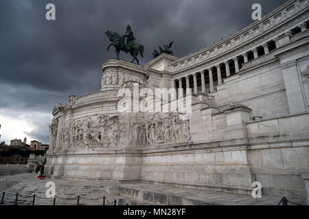 Roma, il Vittoriano, Italia: l'Altare della Patria di Roma fotografati prima della tempesta Foto Stock