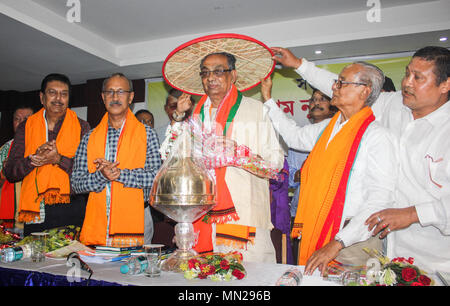 Guwahati (India). 13 Maggio, 2018. Il dott. Nirmal Kumar Choudhury ex Vice Gran Cancelliere dell Università di Gauhati dando via il 7° Anairam Nunisa Lifetime Achievement Award per il Senior giornalista Haider Hussain durante un premio in funzione di Guwahati. Credito: David Talukdar/Pacific Press/Alamy Live News Foto Stock