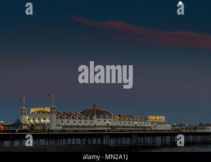 Luna in alto sul Palace Pier a Brighton sulla costa meridionale dell'Inghilterra. (Sussex orientale) Foto Stock