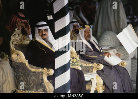 Manama, Bahrain - 26 novembre 1986 - Re Fahd bin Abdulaziz Al Saud e Sua Altezza Reale Shaikh Isa Bin Salman Al Khalifa, dellâ emiro del Bahrein, in occasione della cerimonia di apertura del $800 milioni di causeway collegando il Bahrein e Arabia Saudita, costruito dalla società olandese Ballast Nedam. Foto Stock