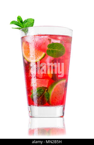 Vetro a freddo cocktail rosso isolato su bianco Foto Stock