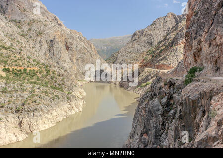 Vista del paesaggio di Dark Canyon nella città di Kemaliye (Egiin),Erzincan,Turchia Foto Stock