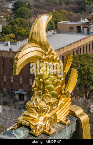 Osaka, Giappone, Golden Hachihoko o Shachi sul tetto del Castello di Osaka Foto Stock