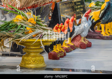 Offerte di fiori al tempio buddista Wat Huay Mongkol in Thailandia Foto Stock