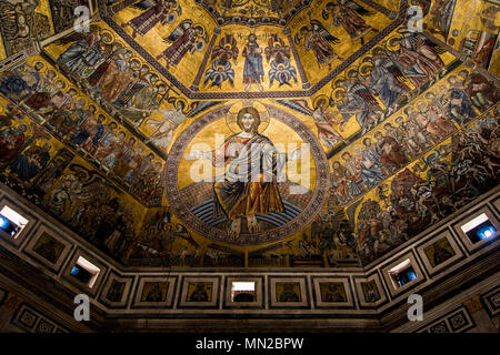 Cristo in trono, da Coppo di Marcovaldo, xiii secolo mosaici, soffitto a cupola, Battistero, Firenze, Sito Patrimonio Mondiale dell'UNESCO. Toscana, Italia, Euro Foto Stock