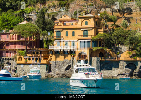 PORTOFINO, Italia - 29 Aprile 2017: persone non identificate a Portofino, Italia. Portofino è una popolare destinazione turistica sul Mar Ligure. Foto Stock