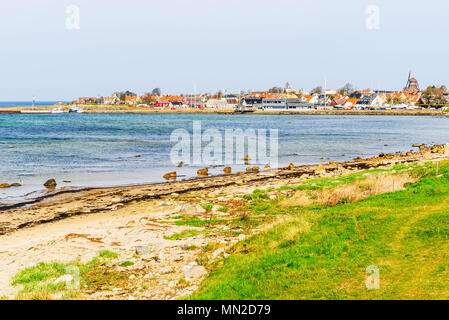 Viken, Svezia - 30 Aprile 2018: documentario della vita di tutti i giorni e il luogo. Il villaggio sul mare Viken visto attraverso la baia a sud su di un soleggiato e Foto Stock