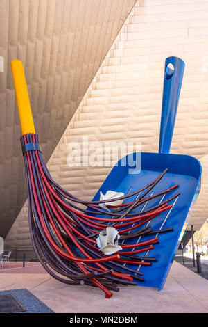 "Big Sweep scultura di Coosje van Bruggen e Claes Oldenburg, Denver, Colorado, Stati Uniti d'America. Foto Stock