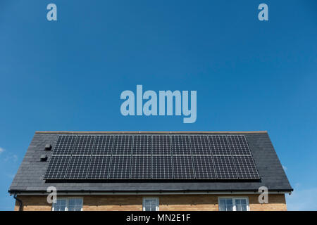 Pannelli solari sul tetto di una casa Foto Stock