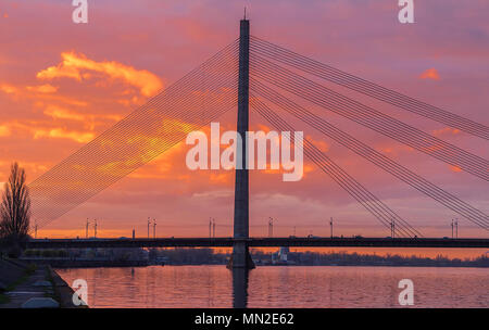 Ponte Vansu al tramonto, Riga, Lettonia. Sindone Bridge. Foto Stock
