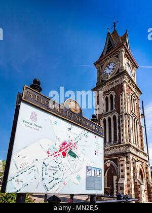 Benvenuto a Newmarket - Newmarket Turismo - La torre dell Orologio e firmare in High Street a Newmarket Suffolk. Costruito 1887 per Victoria Diamante del Giubileo Foto Stock