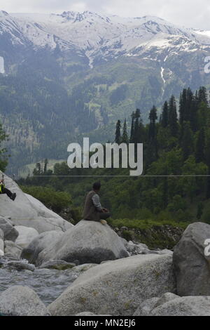Con spettacolari cime innevate e immergersi valli fluviali, bella Himachal è l'India all'aperto del parco giochi avventura. Da trekking e alpinismo Foto Stock