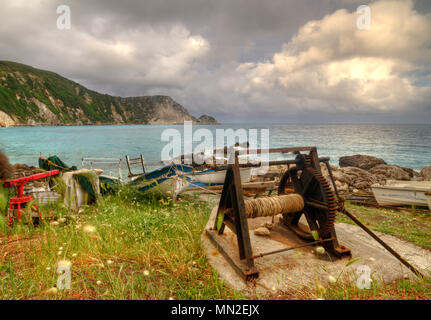 Verricello arrugginito in porto per le piccole barche da pesca sull'isola del mar Ionio Cefalonia in Grecia Foto Stock