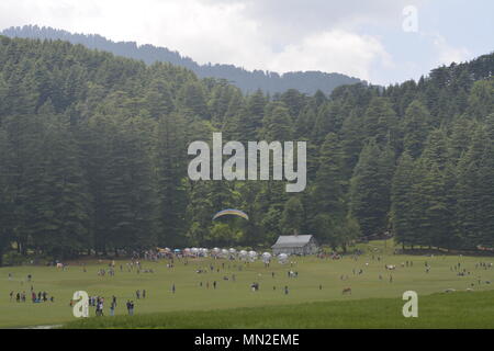 Con spettacolari cime innevate e immergersi valli fluviali, bella Himachal è l'India all'aperto del parco giochi avventura. Da trekking e alpinismo Foto Stock