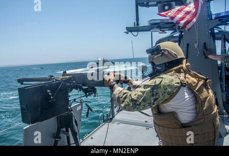 180510-N-NT795-072 SAN DIEGO (10 maggio 2018) Quarto Master Kolton marinaio Kelly assegnato a Costiera squadrone fluviale (CRS) 3, incendi a 0,50 Caliber machine gun a bordo MKVI imbarcazione di pattuglia durante la simulazione di una piccola barca di esercizio attacco come parte dell'unità di formazione di livello fornito dalla costiera gruppo fluviale (CRG) 1 Formazione e unità di valutazione, 10 maggio 2018. CRG fornisce una capacità di base per difendere designato risorse di alto valore in tutto il verde e il blu-acqua ambiente e fornire dispiegabile forza adattativo di pacchetti (AFP) in tutto il mondo in un sistema integrato, interforze e teatro delle operazioni. (U.S. Navy Foto Stock