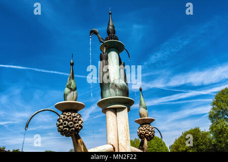 Britzer Garten, Neukölln, Berlino, Germania. 2018. Fontana dettaglio contro il cielo blu con il piano contrails Foto Stock