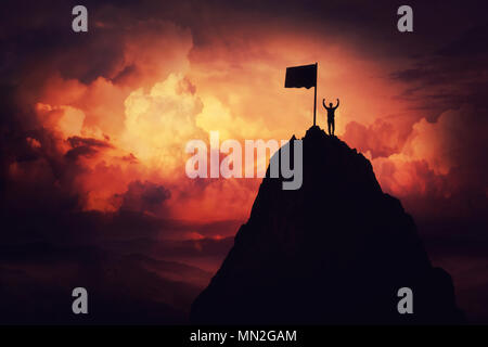 Auto superare nozione come un imprenditore sollevare le mani fino sulla cima della montagna di al raggiungimento del traguardo flag. Strada per la vittoria e il successo su sunset backg Foto Stock