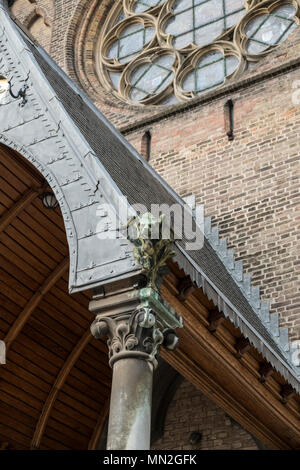 Close up dettaglio di un gargoyle situato sull'ingresso principale, Ridderzaal (sala dei cavalieri), Binnenhof, l'Aia (Den Haag), Paesi Bassi. Foto Stock