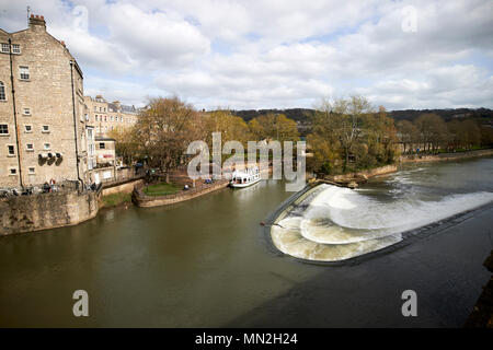 Il fiume Avon e weir nel centro della città di Bath England Regno Unito Foto Stock