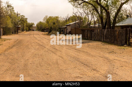 Strade sterrate nella storica città mineraria di Cerrillos, Nuovo Messico. Situato lungo lo storico Sentiero turchese, Route 66, Scenic Byway vicino a Santa Fe. Foto Stock