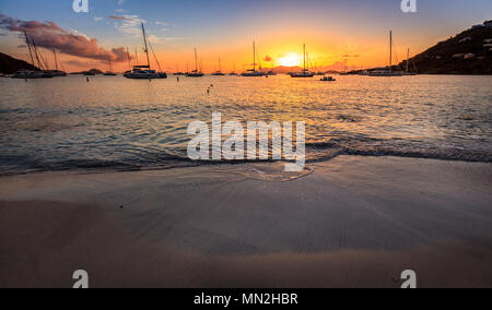 Bel Tramonto di scena in un porto nel BVI, Foto Stock