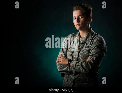 Airman 1. Classe Kayla Loftis, quinto munizioni squadrone tecnico di scorte, prende l'inventario giornaliero e sposta le munizioni per il corretto stoccaggio. (U.S. Air Force foto/Senior Airman J.T. Armstrong) Foto Stock