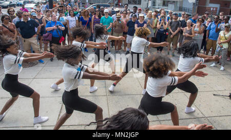 Signora Raiders passo Team, Eleanor Roosevelt High School, Greenbelt, MD, eseguire a 2018 DC Funk Parade #funkparade @ladyraiderstepsquad Foto Stock