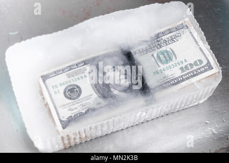 Fascio di cento-Dollar Bills congelate in ghiaccio Foto Stock