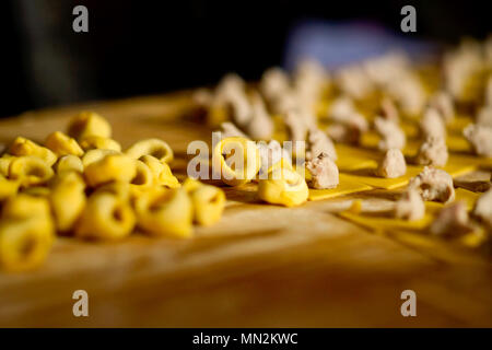 Tortellini, preparazione della tradizionale pasta fatta in casa di Modena City Foto Stock