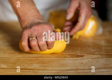 Tortellini, preparazione della tradizionale pasta fatta in casa di Modena City Foto Stock